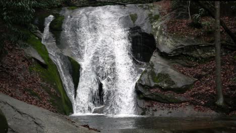 cascada de widow's creek en el parque estatal stone mountain en carolina del norte tomada en cámara lenta