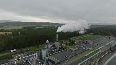 Schornstein,-Der-Weißen-Dampf-Aus-Einer-Industriellen-Holzverarbeitungsanlage-In-Norwegen-Freisetzt