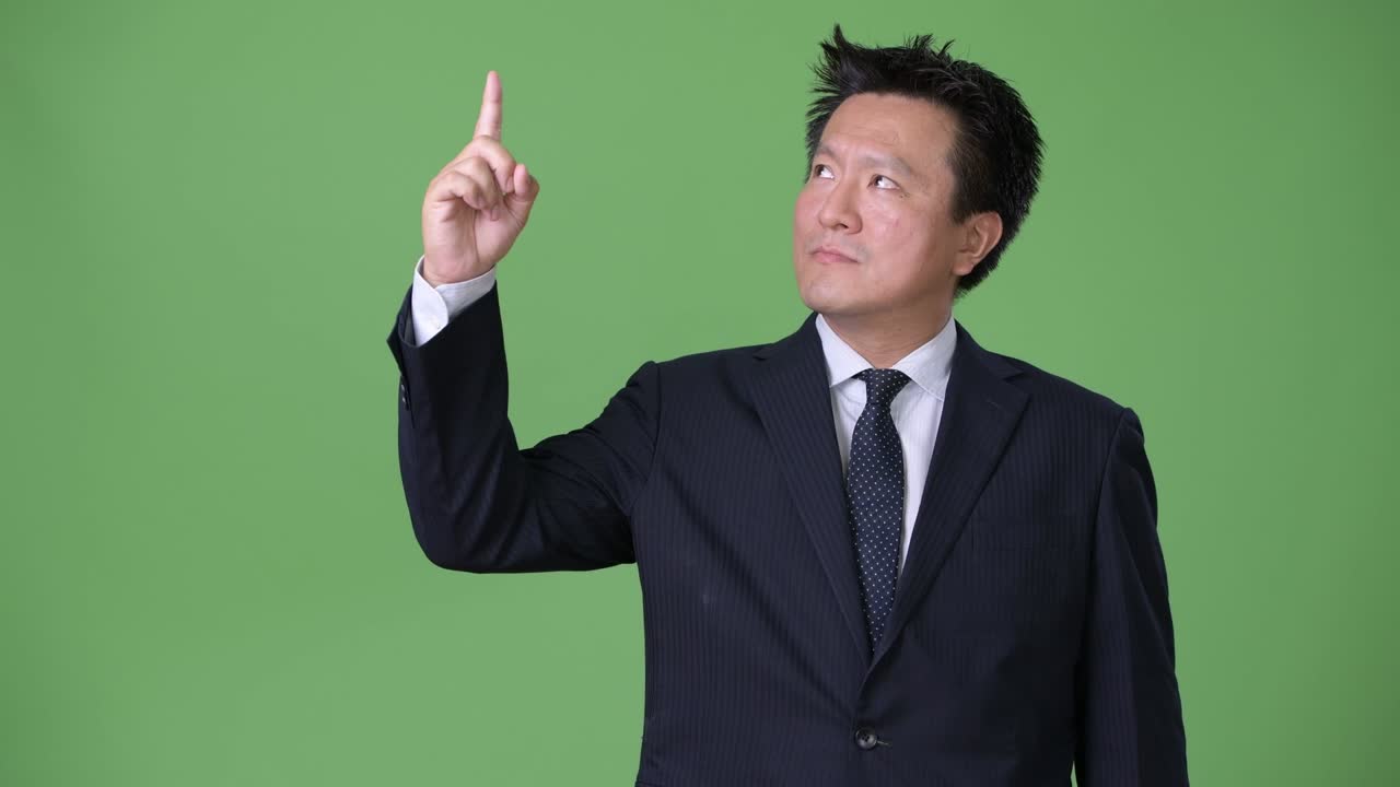 녹색 배경에 성숙한 일본 사업가