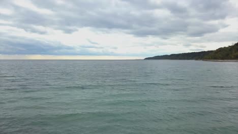 Clip-De-Drones-Del-Lago-Ontario-Y-Una-De-Sus-Playas,-Durante-Un-Día-Nublado