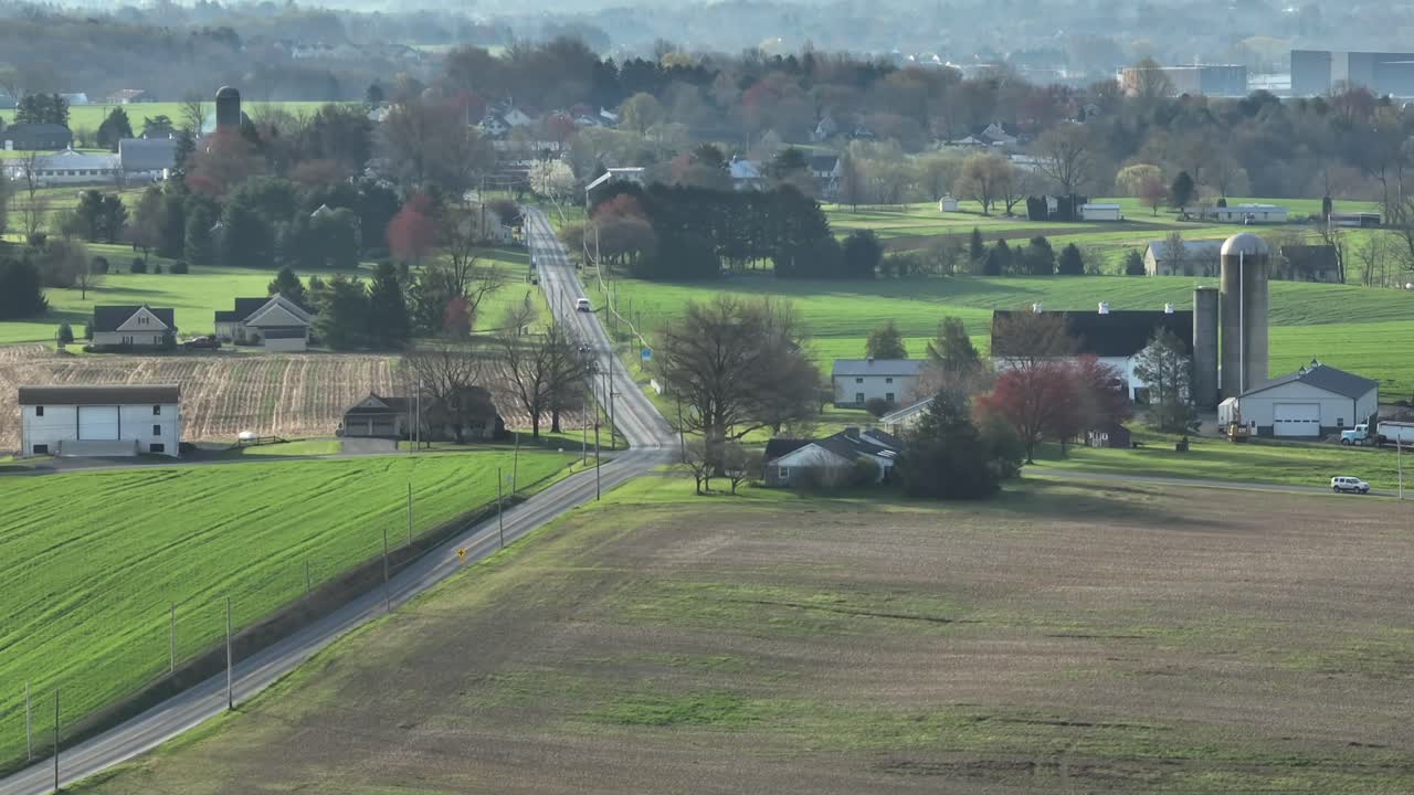 봄 동안의 농촌 미국 농장