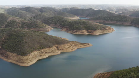 descripción general del hermoso lago por drone