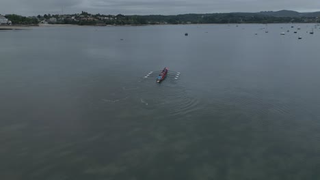 fotografía aérea de un entrenamiento del equipo de remo en la costa de ares, españa