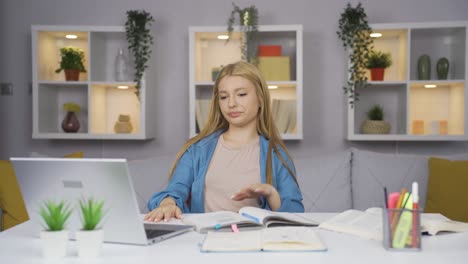 una estudiante infeliz que estudia.