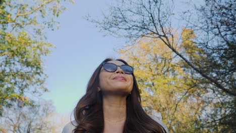 Un-Primer-Plano-De-Una-Mujer-Asiática-Con-Gafas-De-Sol