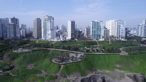 autopista de la costa verde, a la altura del distrito de miraflores en la ciudad de lima.