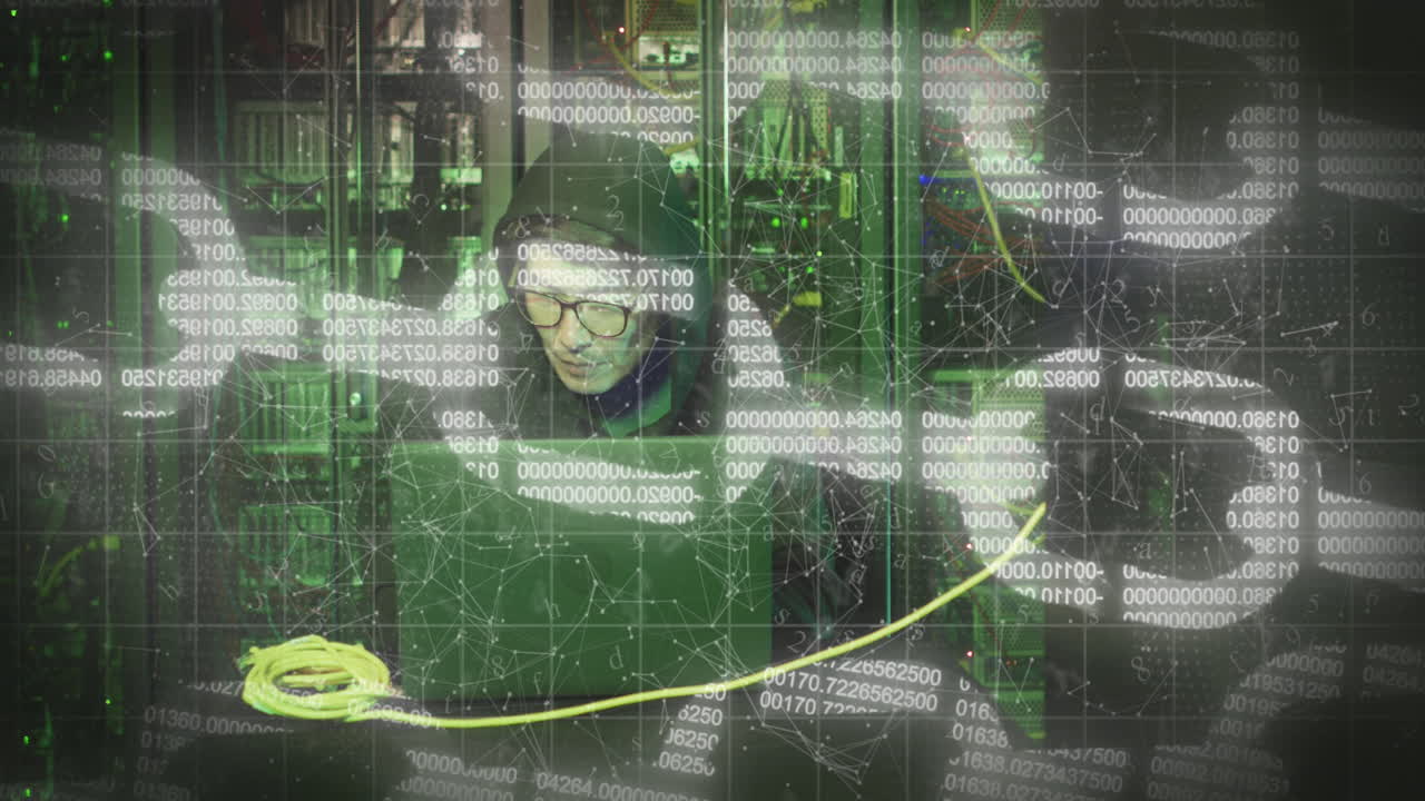 animación de texto nft sobre hacker masculino asiático en la sala del servidor