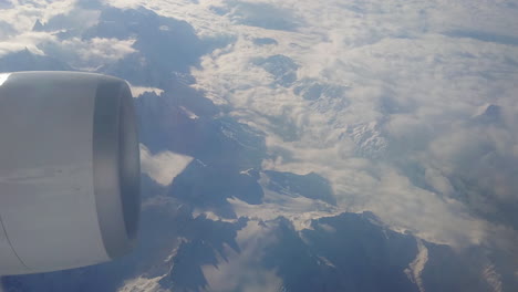 vista aérea de los alpes suizos desde un avión a reacción a330