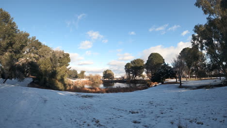 timelapse de nubes de invierno sobre el lago con espacio de copia en suelo nevado
