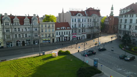 bydgoszcz, polonia -: la gente camina en el centro de la ciudad