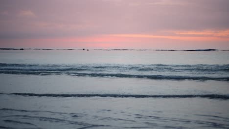 Pequeñas-Olas-Que-Llegan-Al-Amanecer-En-Cámara-Lenta