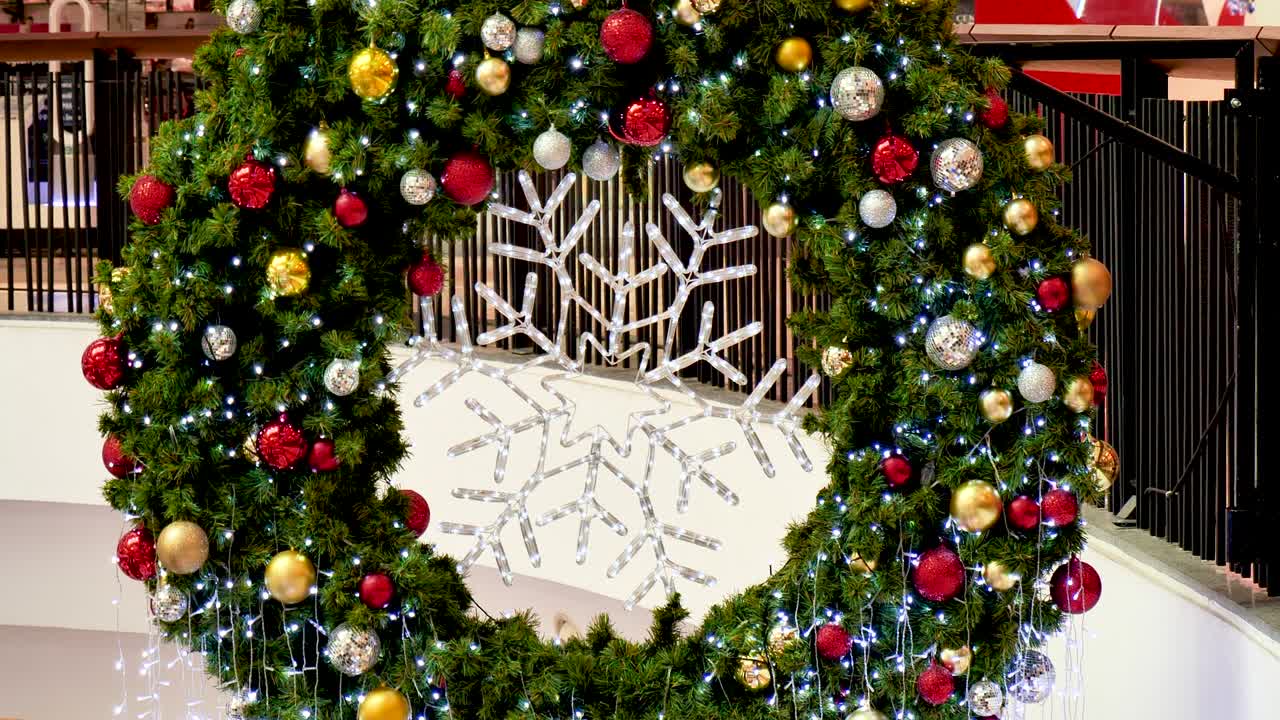 색 스노우플레이크 화려한 반이는 보석 공 크리스마스 트리 장식. 휴가 겨울 xmas 행복한 새해 축제 장식. 크리스마스 나무에 스노우 플레이크 공. 메리 크리스마스 장식