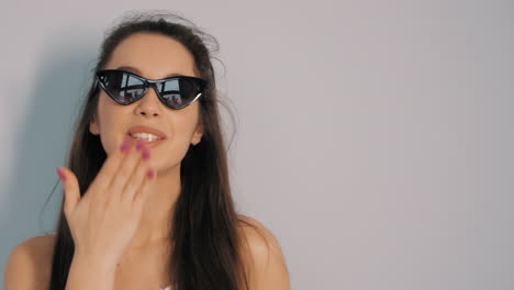 mujer con gafas de sol de ojo de gato