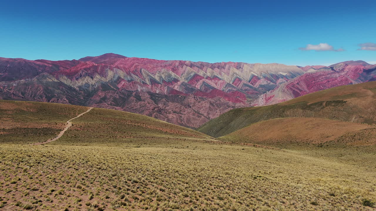 una maravillosa panorámica aérea captura las majestuosas montañas hornocal