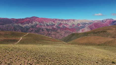 una maravillosa panorámica aérea captura las majestuosas montañas hornocal