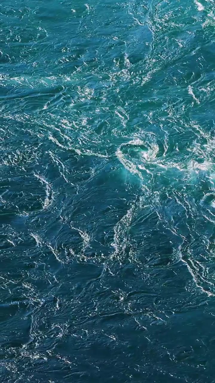Onde azzurre dell'acqua del fiume e del mare si incontrano durante l'alta e la bassa marea