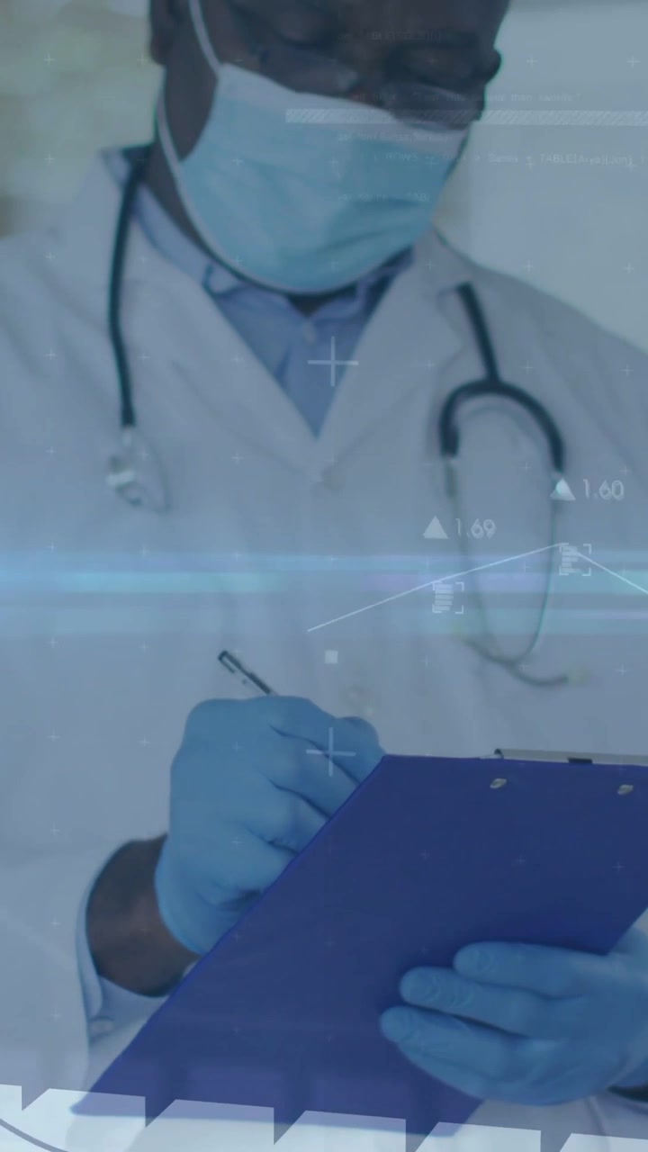 Vídeo vertical: Câmera aproximando, médico sênior escrevendo prontuário médico em prancheta azul enquanto o HUD desliza