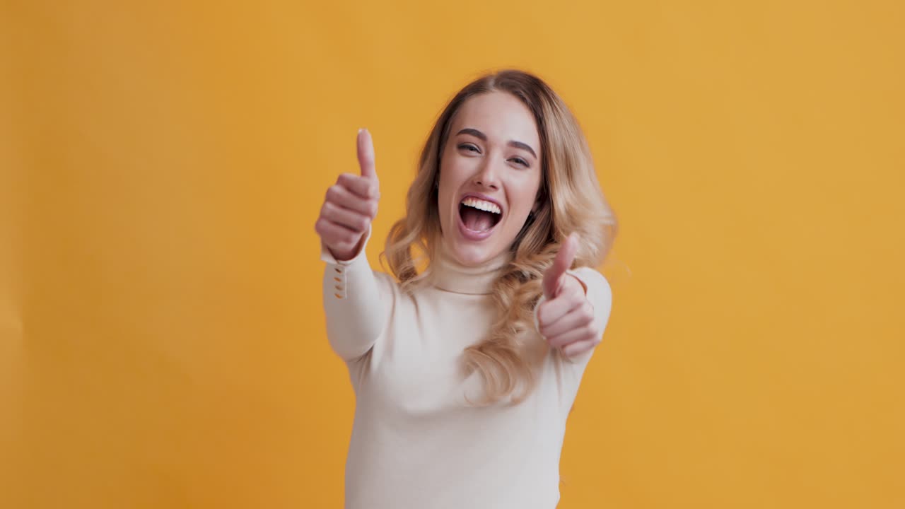 mujer dando un pulgar hacia arriba