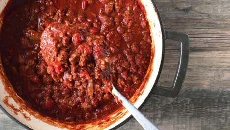 Draufsicht-Auf-Einen-Großen-Topf-Mit-Bohnenlosem-Chili-Mit-Angehobenem-Löffel