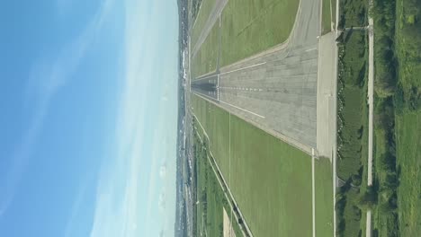 pilot pov, immersive view, real time approach to land, vertical shot, as seen by the pilots of a modern jet