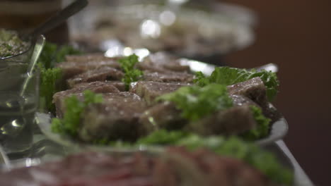 carne recién preparada en aspic en la recepción de la boda