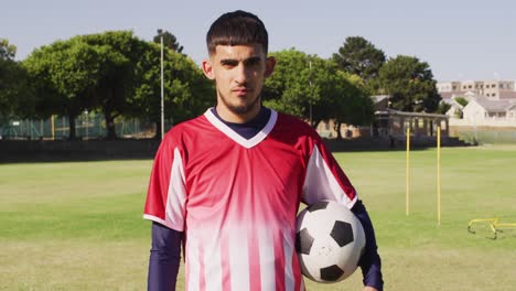 Video-De-Jugadores-De-Fútbol-Masculinos-Birraciales-Con-Pelota-En-El-Campo.