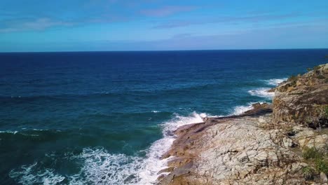 australia queensland olas que golpean la orilla
