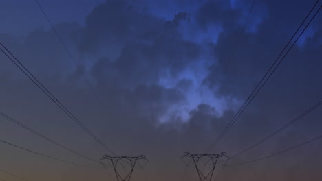 torres de transmisión y nubes