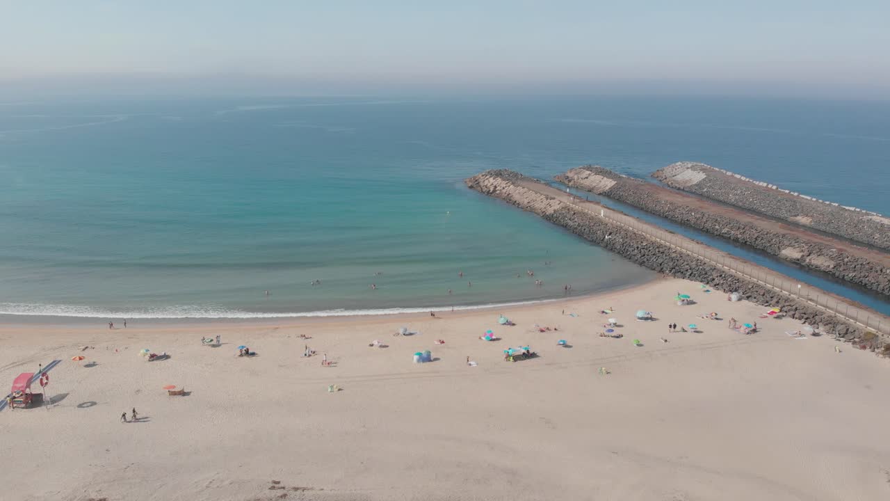 드론이 토르페스 해변의 공중 전망을 향해 날아갑니다.
