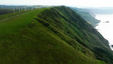 Landschaft-Der-Atemberaubenden-Küstenklippen-Und-Windkraftanlagen-Von-Capelada-In-Galizien,-Spanien