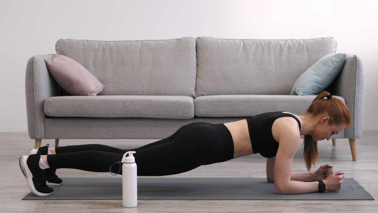 집 에서 기판 운동 을 하는 여자