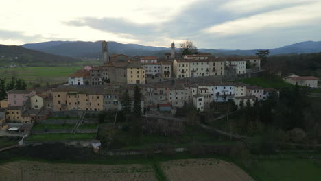 Evening-colors:-Monterchi-from-the-sky-in-the-province-of-Arezzo,-Italy