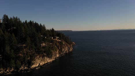 Außergewöhnliche-Aussicht-Auf-Den-Pazifischen-Ozean-Von-Der-Küste-Von-West-Vancouver