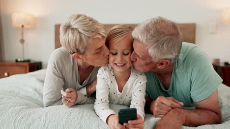 Teléfono,-Juegos-Y-Abuelos-Besando-A-Una-Chica.