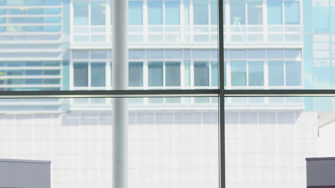 비즈니스 세미나에서 남자 연설자 4k