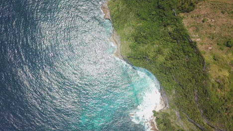 Antena-Hacia-Abajo:-Los-Acantilados-De-La-Selva-Verde-Protegen-El-Agua-Turquesa-Cálida