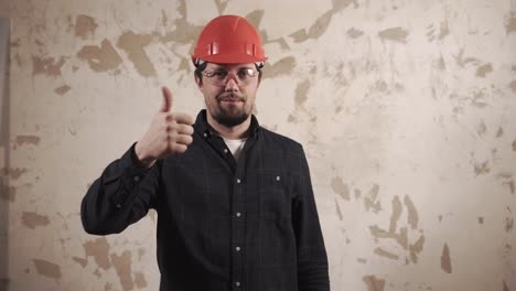 trabajador de la construcción levantando el pulgar