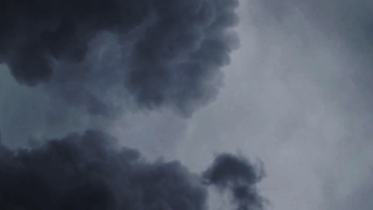 4k 폭풍은 하늘의 어두운 구름을 가로질러 반였다.