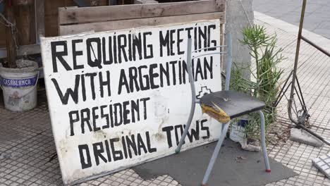 sign demanding a meeting with the president of argentina from indigenous peoples