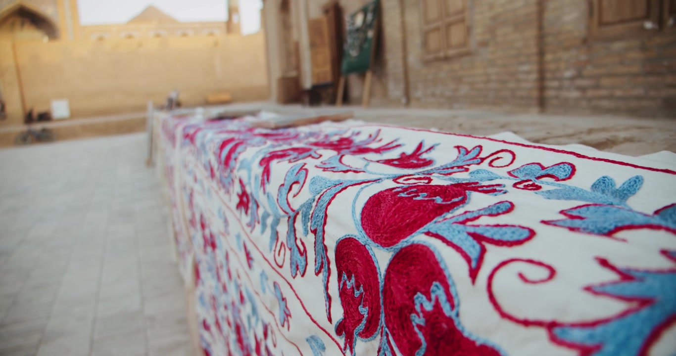 Ricamo a mano nella Fortezza di Khiva, Uzbekistan, Ichan Kala, abiti luminosi in stile orientale. Venditori ambulanti a Khiva 3.