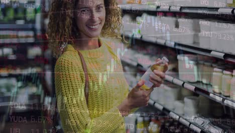 animación de procesamiento de datos sobre feliz mujer caucásica en la tienda