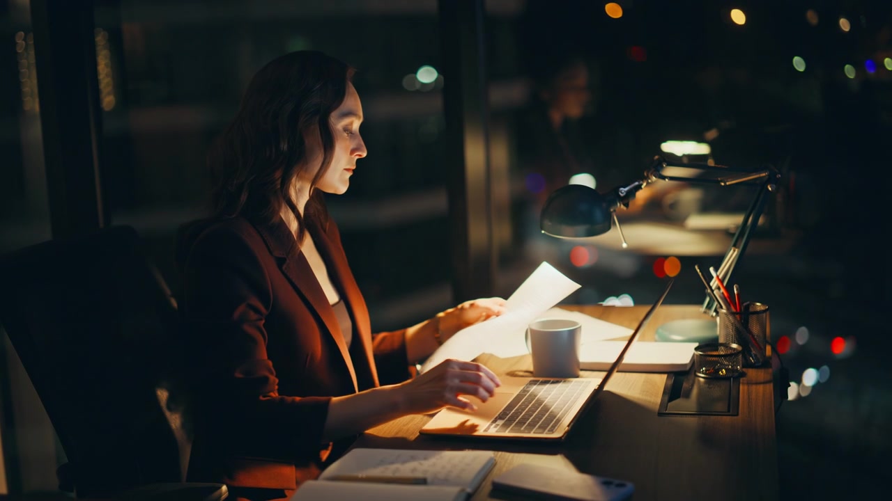 Primo piano di una donna stacanovista che lavora a tarda sera al laptop. Manager che digita al computer.
