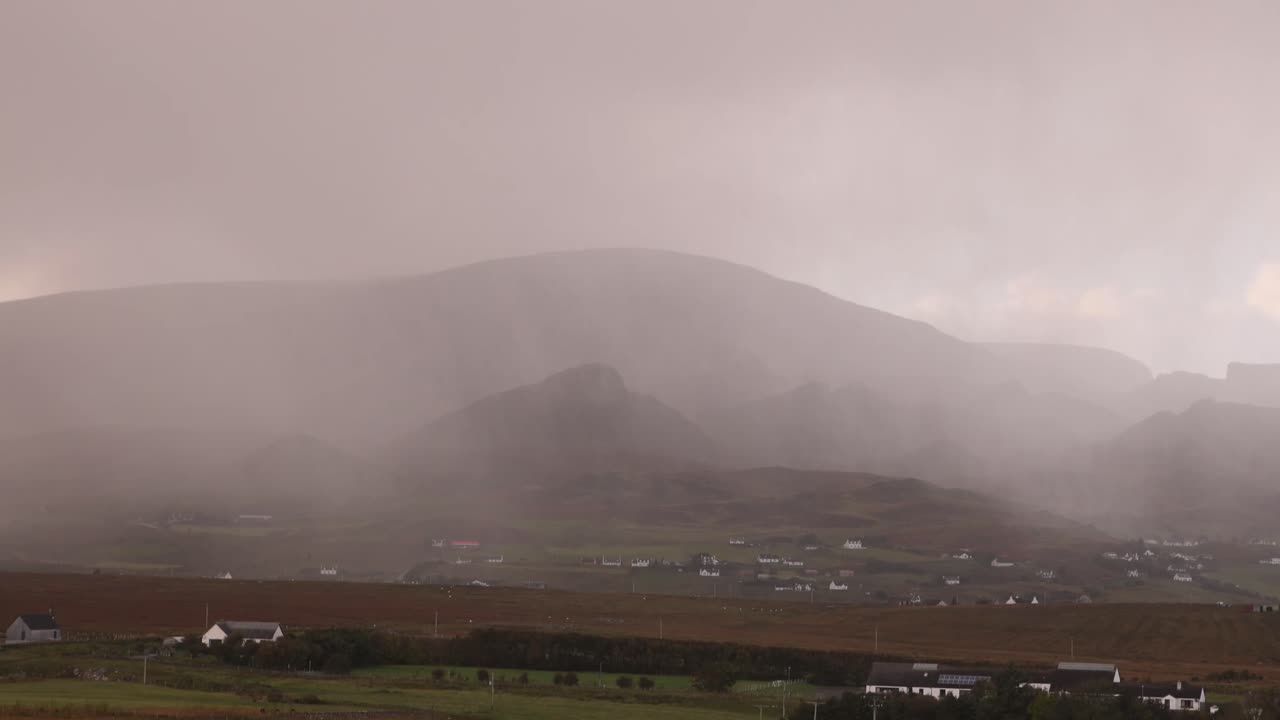 스카이 섬의 산을 가로질러 불어오는 폭풍우, 스코틀랜드 고원