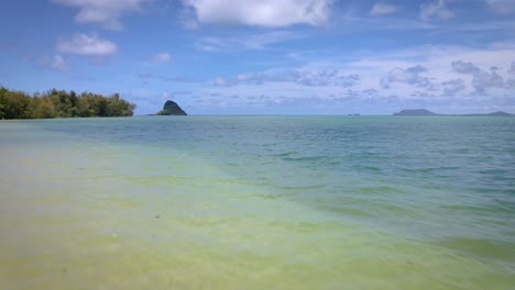 Paradiesische-Stimmung:-Ein-Sexy-Mädchen-In-Einem-Gelben-Bikini-Und-Strohhut-Genießt-Das-Meer-Und-Symbolisiert-Reise-,-Touristen--Und-Outdoor-Urlaubskonzepte