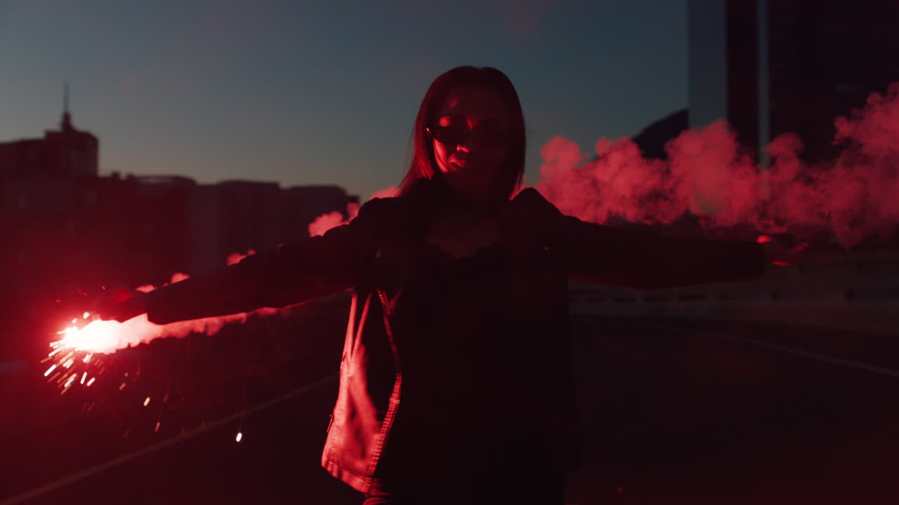 mujer bailando con bengalas en la ciudad al amanecer niña rebelde protestando en la calle con fuegos artificiales movimiento de libertad milenario femenino