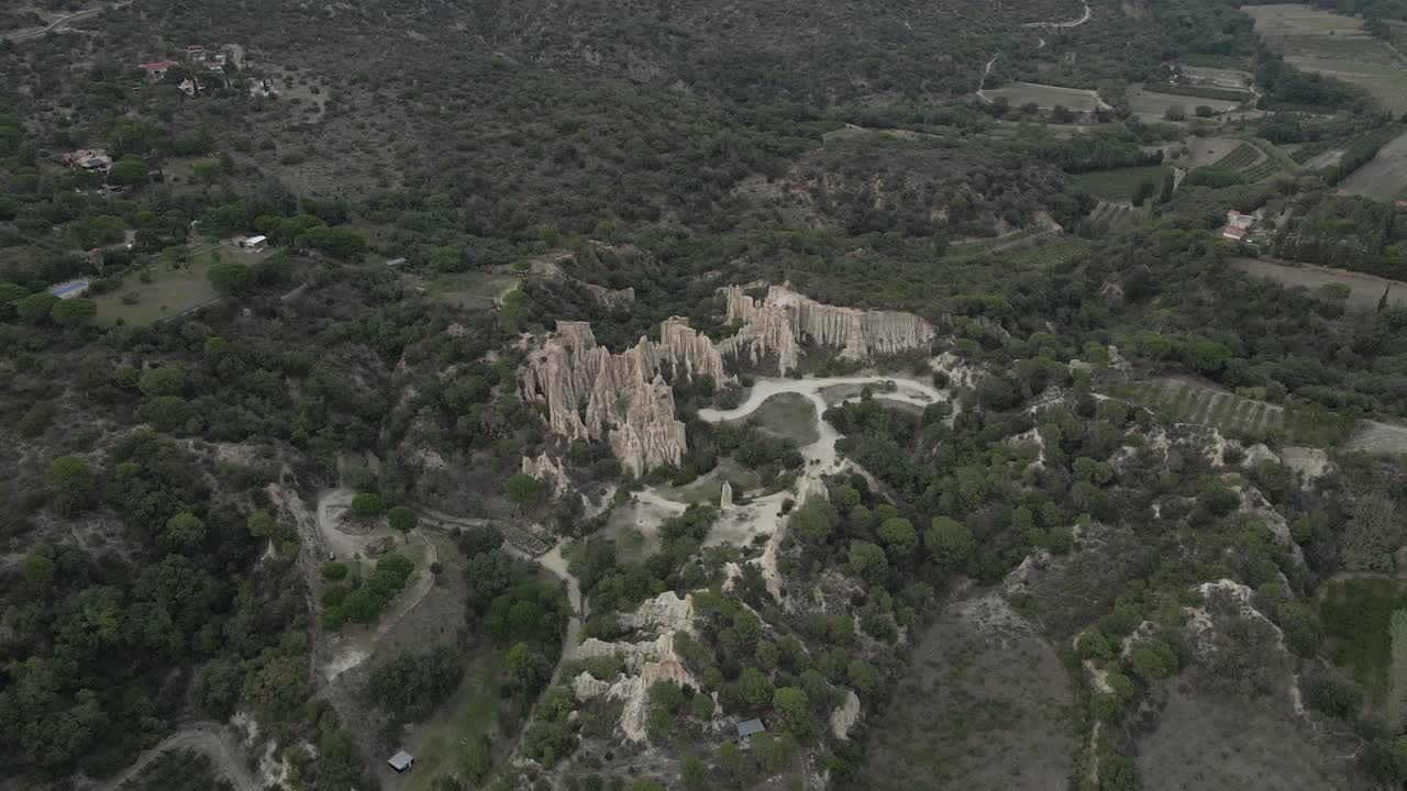 спуск по воздуху к потусторонним сказочным образованиям "дымовая труба" в скале худу