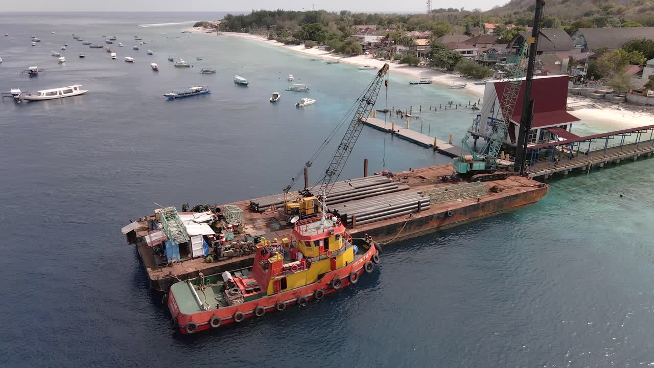 plataforma de trabajo de construcción de tubería de agua aérea carga de carga en el muelle de gili trawangan, indonesia slowmotion