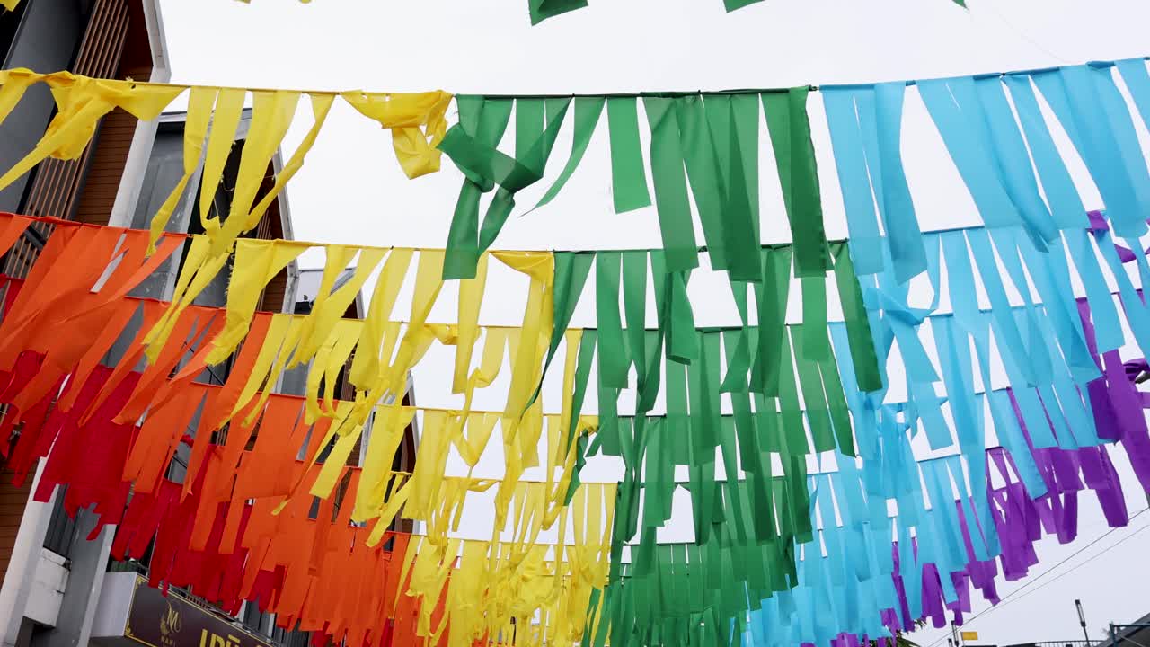 banderas vibrantes revoloteando en el krabi, tailandia