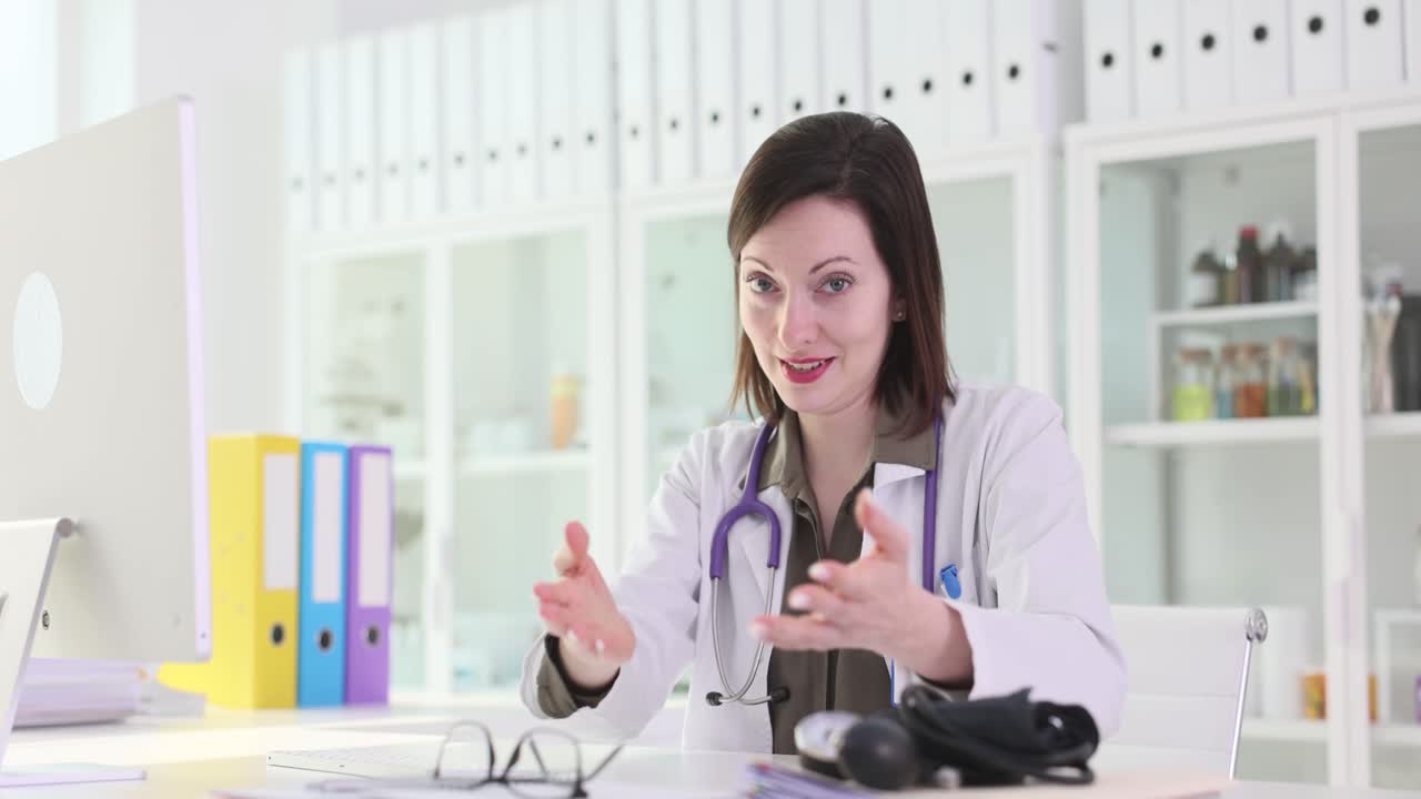 그녀의 사무실에 있는 여성 의사