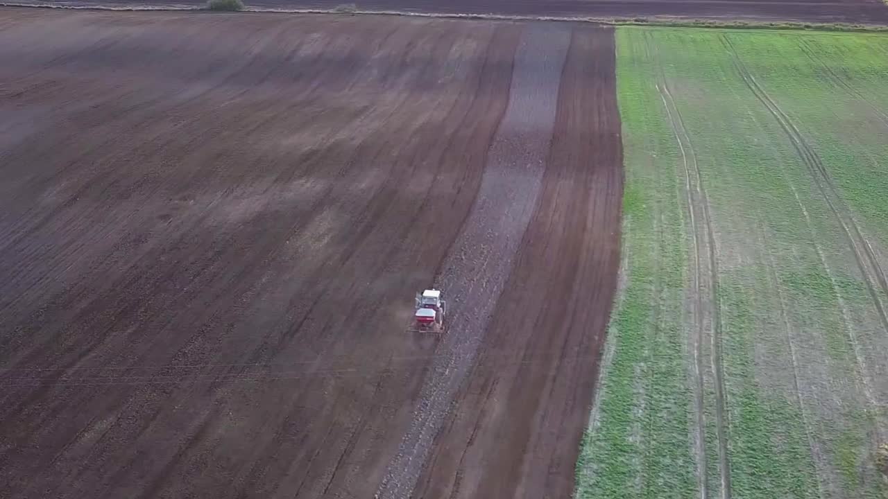 트랙터 쟁기질 공중 촬영